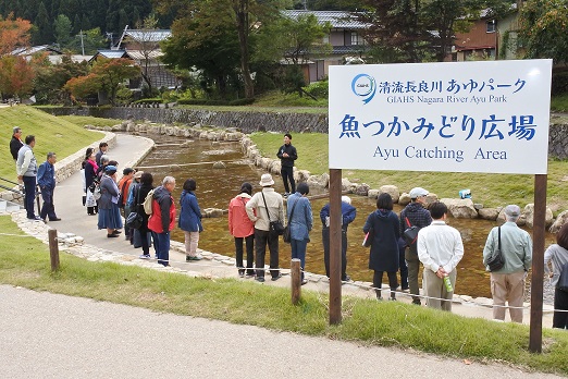 魚つかみどり広場