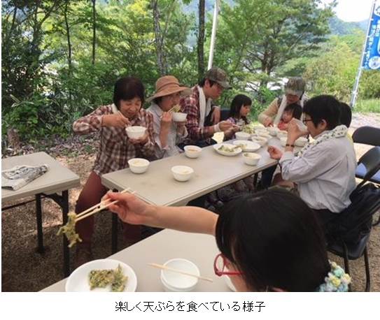 天ぷらをおいしく食べる様子