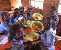 小学校で昼食をとる子ども達