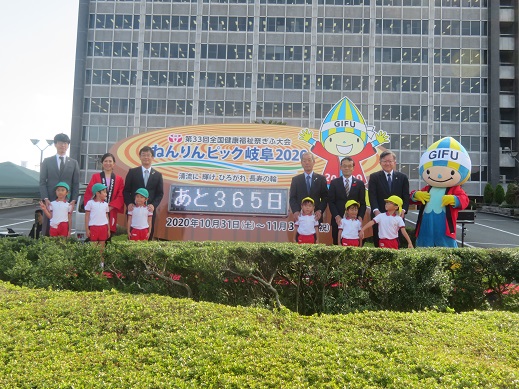 ねんりんピック1年前イベント カウントダウンボード除幕式の写真 ねんりんピック1年前イベントカウントダウンボード除幕式の写真