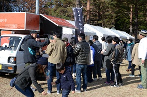 ジビエ料理祭り会場にて屋台に並ぶ来場者の画像