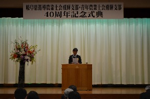 大会宣言をする役員の仲田氏の画像