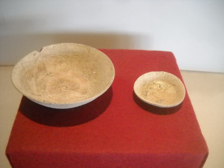 興福地遺跡(大垣市)出土の山茶碗(左が碗・右が小皿)の画像