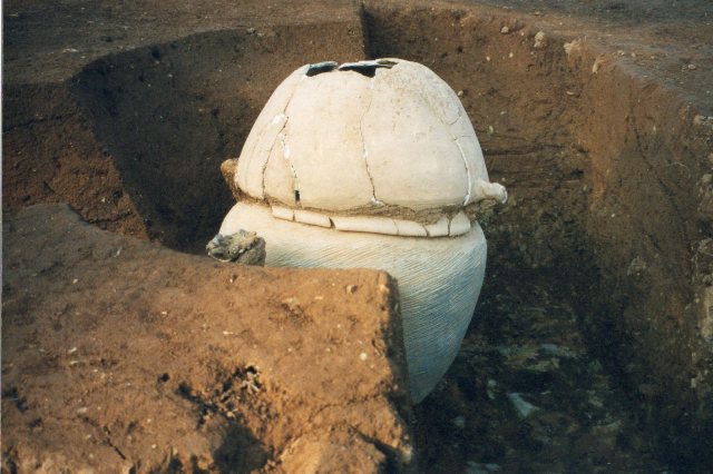 深橋前2号土坑墓の須恵器鉢と甕出土状況の画像