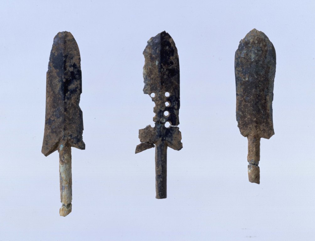 金ヶ崎遺跡出土の銅鏃中央が多孔銅鏃の画像