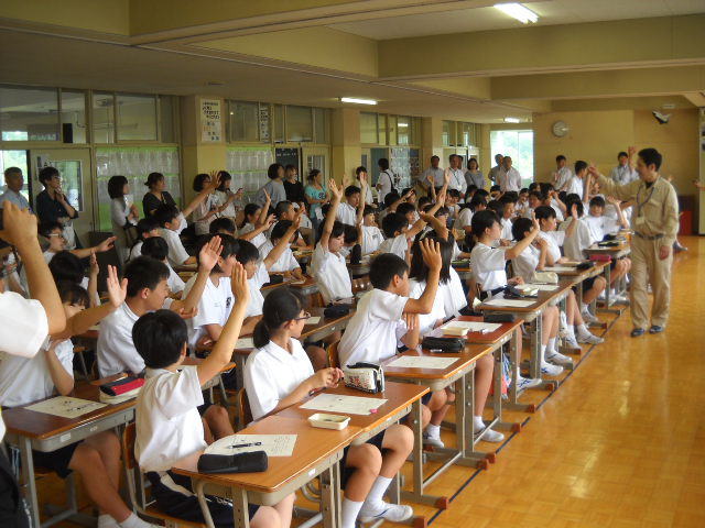 観察したことを発表する様子（土岐市立土岐津中学校）の画像