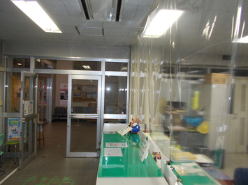 警察署窓口に新型コロナウィルスによる飛沫感染防止のビニールカーテンを設置