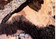 鶴尾山城跡の航空写真です