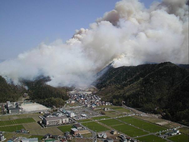 県防災ヘリ「若鮎1号」から撮影した当日の火災風景（2002年4月5日）の画像