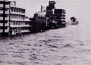 旅館街を洗う長良川の濁流