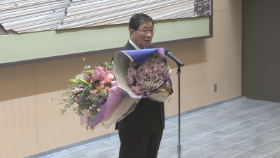 退任式で最後のあいさつをする古田知事