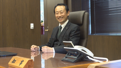 知事室で椅子に座る江崎知事