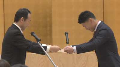 江崎知事から清流の国ぎふ栄誉賞の表彰状を授与