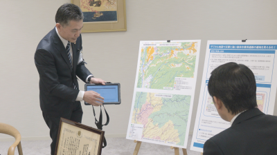 研究成果を江崎知事に説明する職員