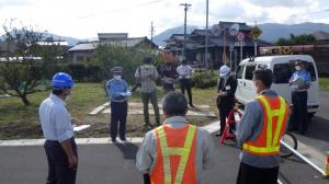 事故状況を参加者に説明する警察官