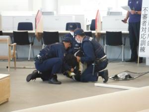 警察官による不審者制圧訓練