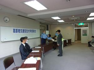恵那警察署長が学長に任命書を交付している