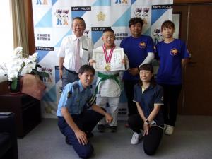吉田詩音くんと泉署長らの記念写真