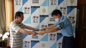 署長室にて