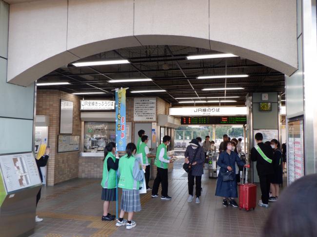 駅前にて