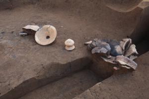 竪穴建物の床面から出土した土器の写真です。