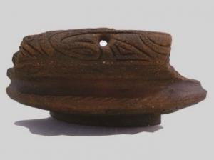 当遺跡で出土した有孔浅鉢（縄文土器）の写真です