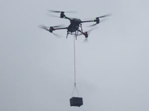 大型運搬用ドローン(DJI社製FlyCart30)植栽用資材運搬見学会の