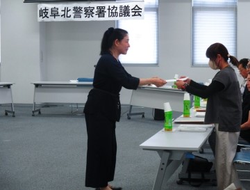 公安委員長から委嘱状の交付