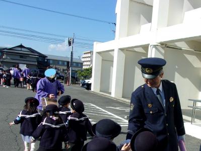 署長とハイタッチ