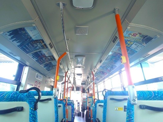 バス車内の広告画像