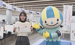 マイナンバーカードを持っているミナモとリポーター