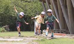 子どもたちが遊んでいる様子